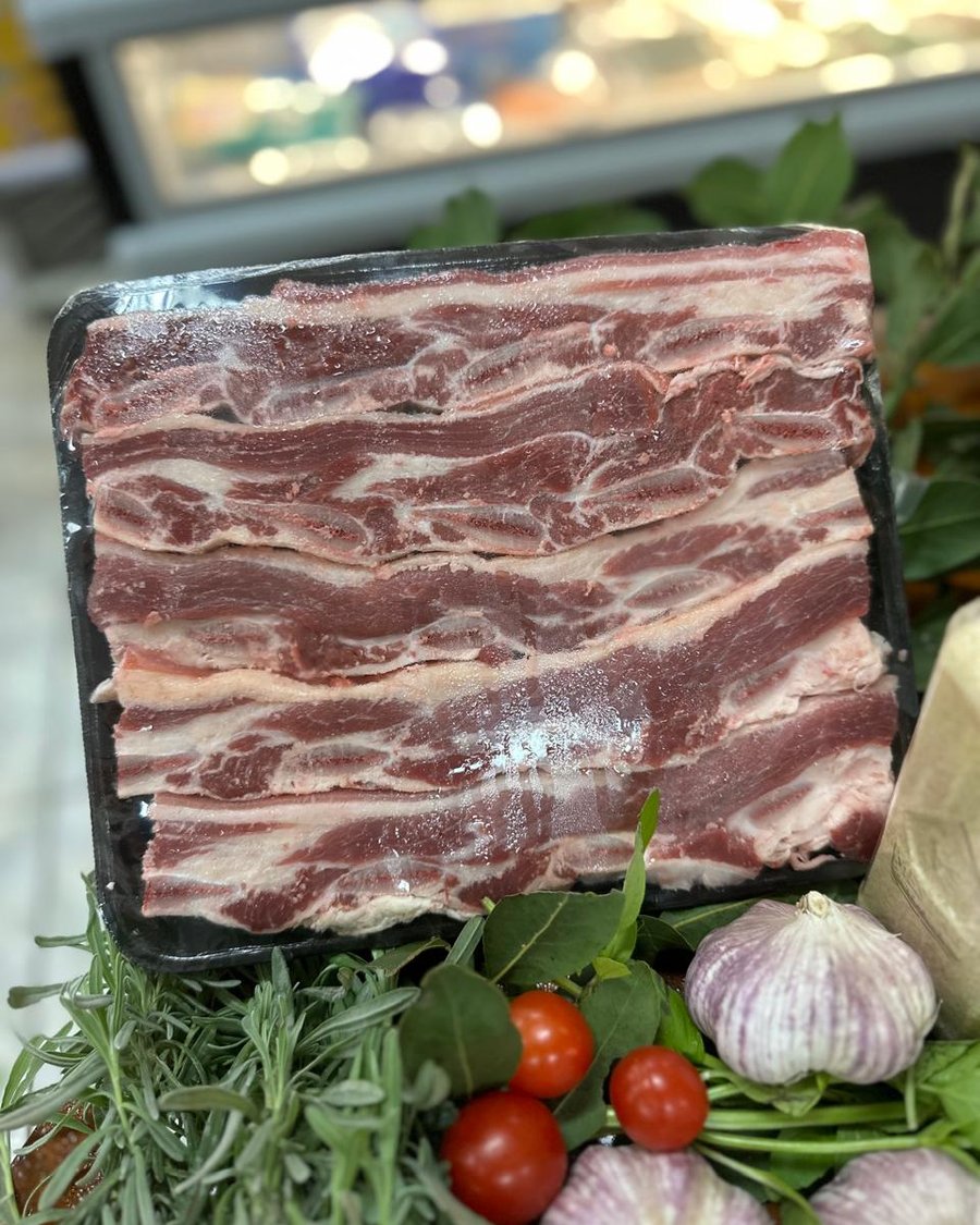 Costela bovina fatiada com alecrim e tomate