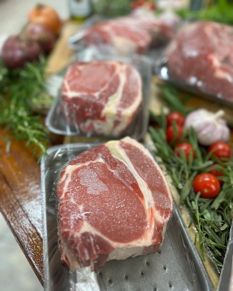 Bife ancho embalado sobre tábua com temperos