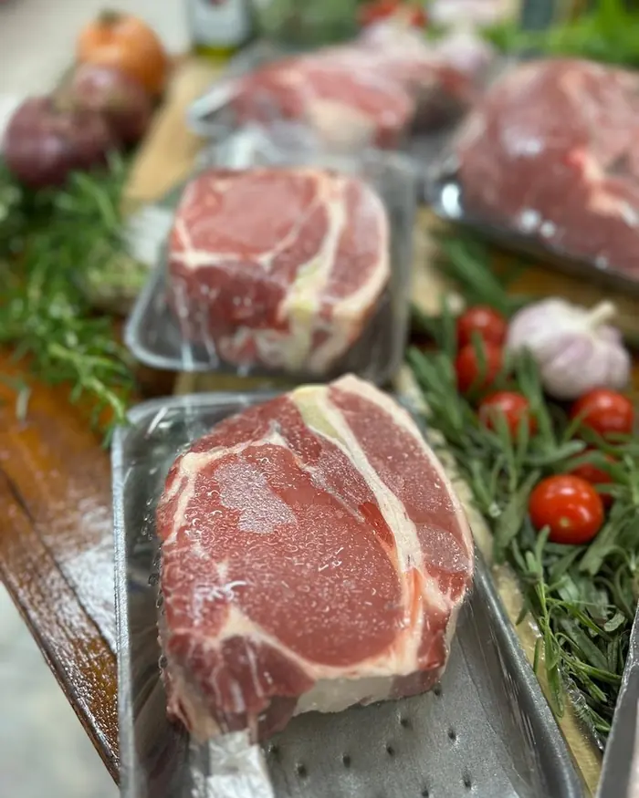 Bife ancho embalado sobre tábua com temperos