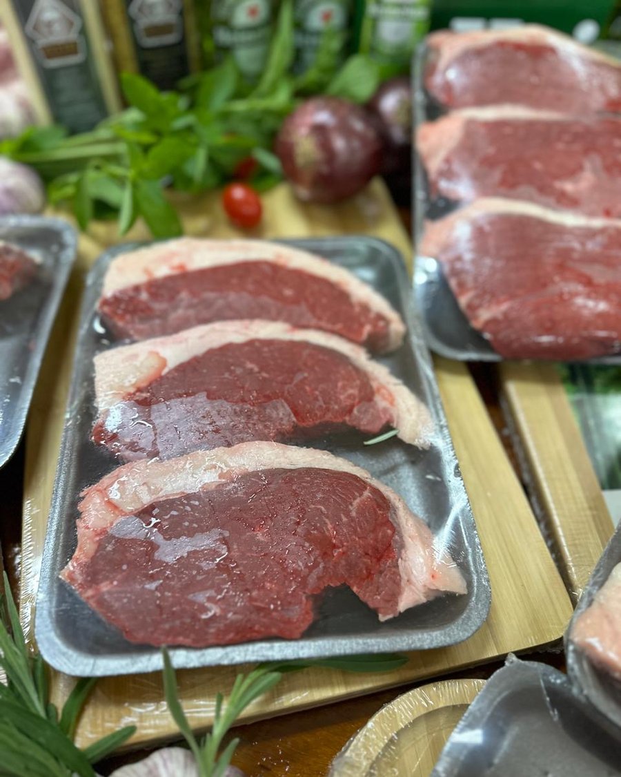 Bifes fatiados dispostos lado a lado