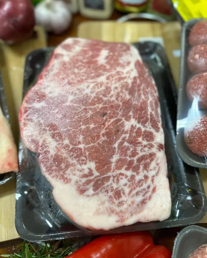 Corte de carne marmorizada embalado