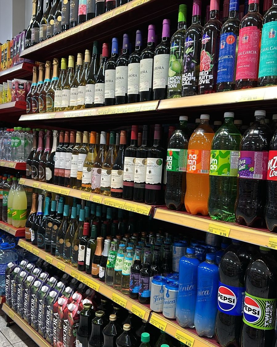 Prateleiras de bebidas e vinhos