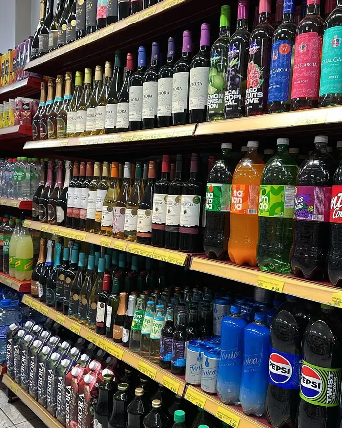 Prateleiras de bebidas e vinhos