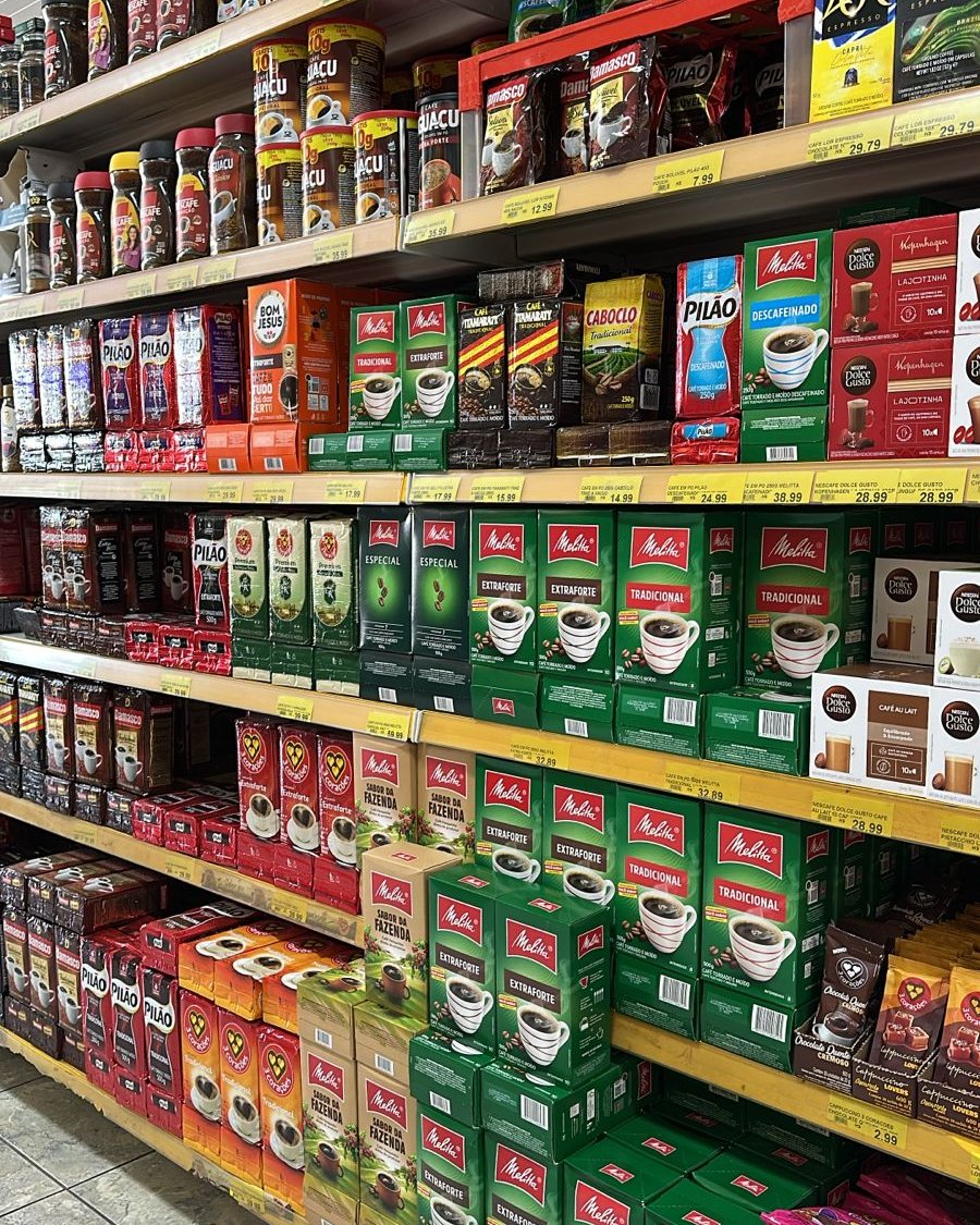 Prateleira de cafés e matinais