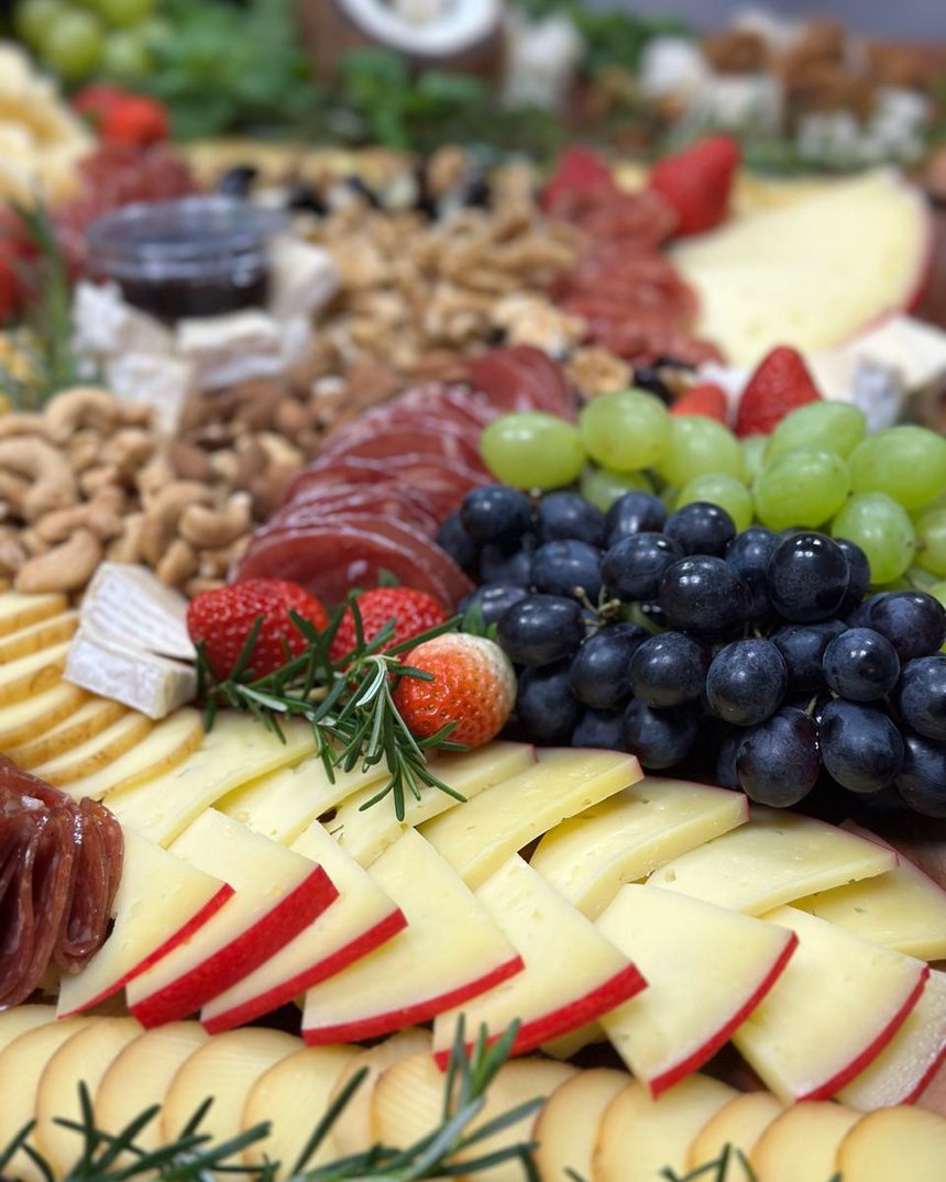 Tábua com queijos, salame, uvas e castanhas