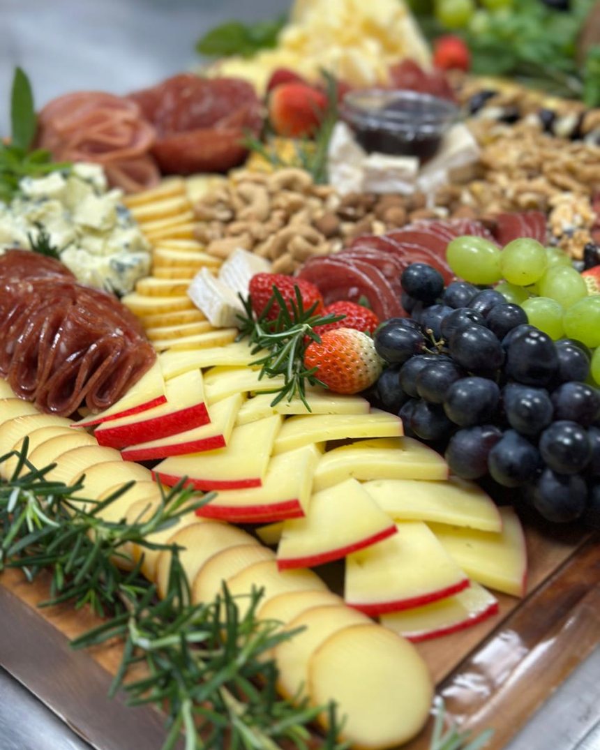 Tábua com maçã fatiada, uvas e gorgonzola