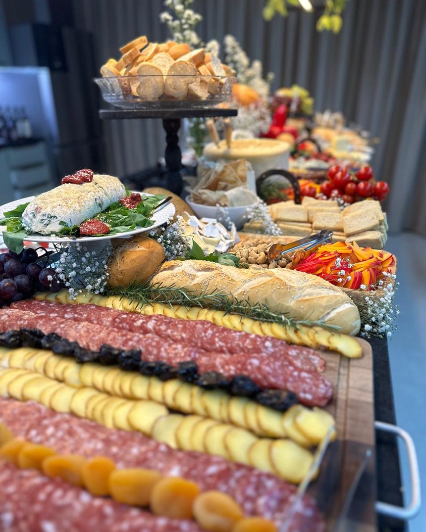 Mesa longa de frios para festa