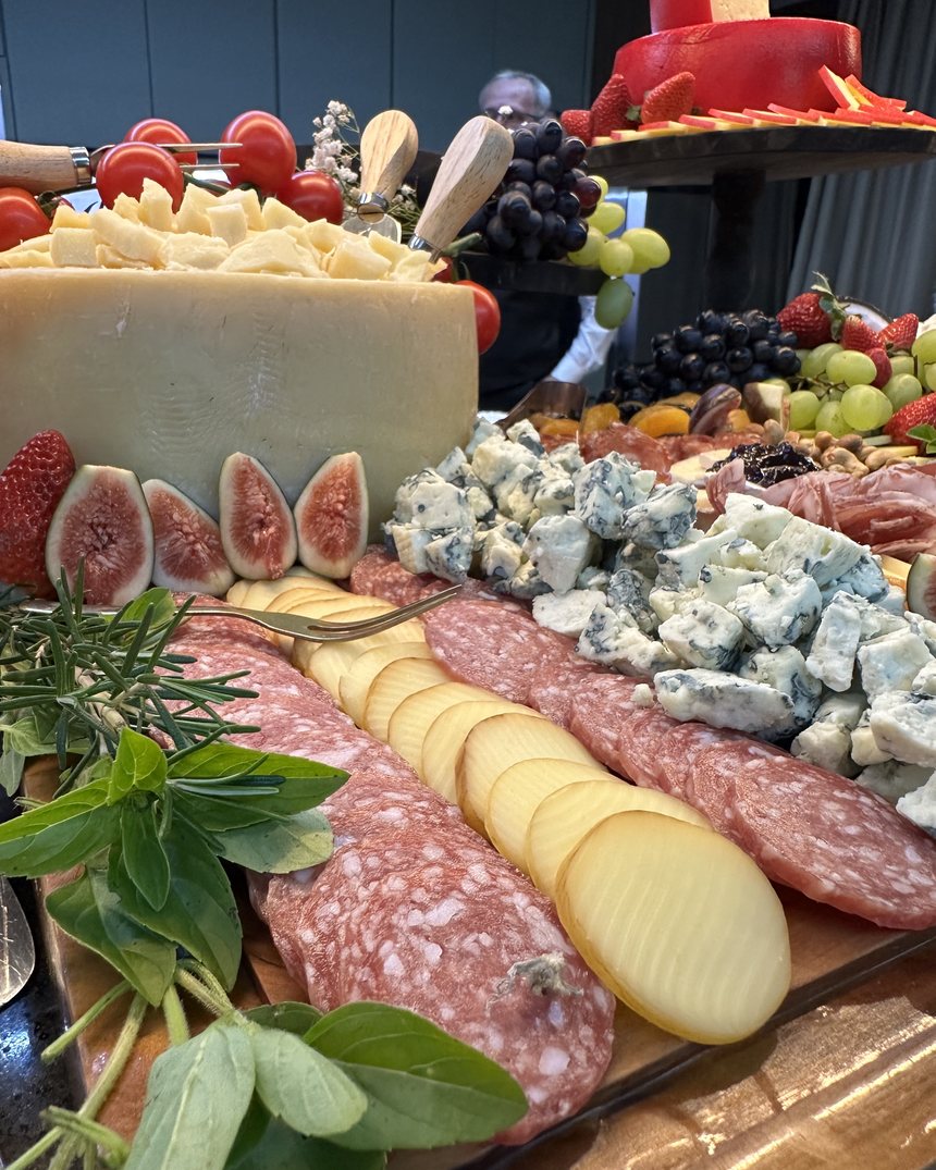 Mesa de frios com queijo inteiro e figos