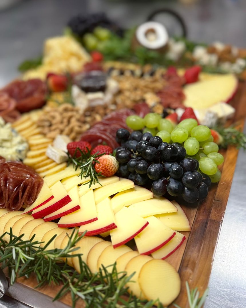 Tábua com maçã, uvas e salame