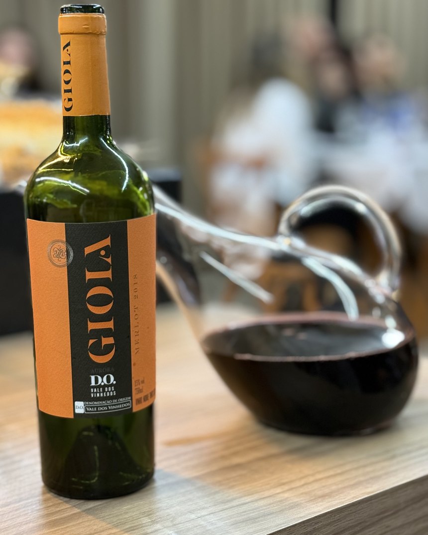 Vinho Gioia servido ao lado do decanter