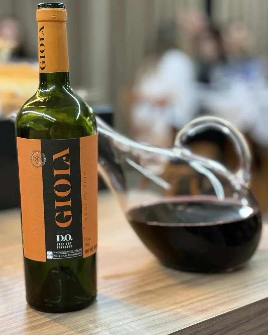 Vinho Gioia servido ao lado do decanter