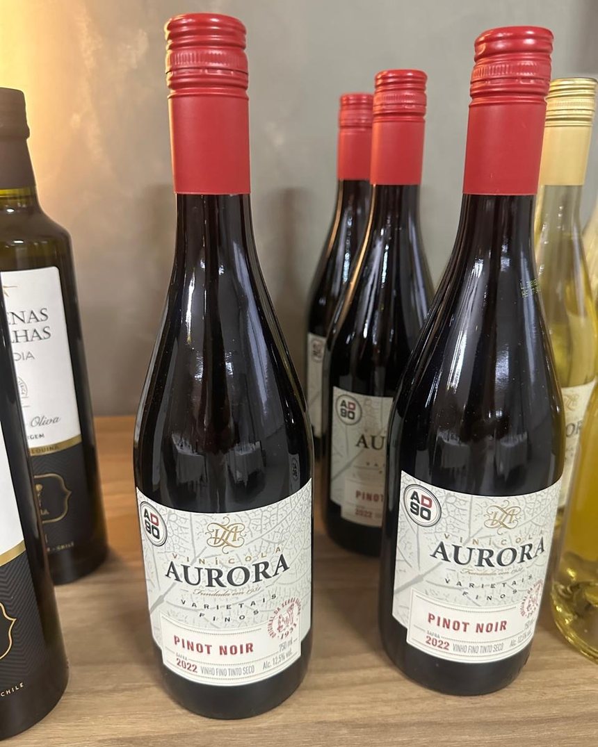 Aurora Pinot Noir alinhados na bancada