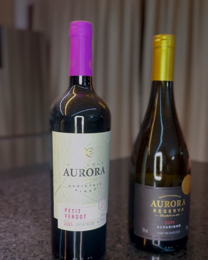Rosé e branco Aurora sobre a bancada de granito