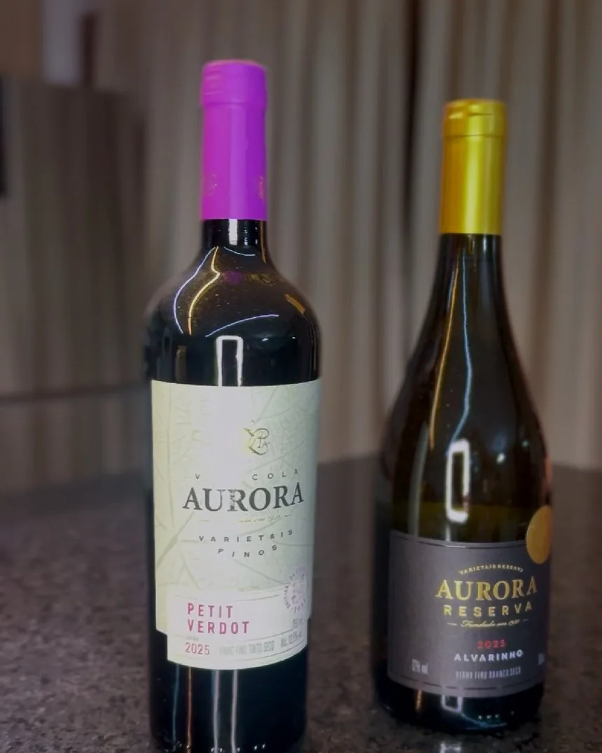 Rosé e branco Aurora sobre a bancada de granito