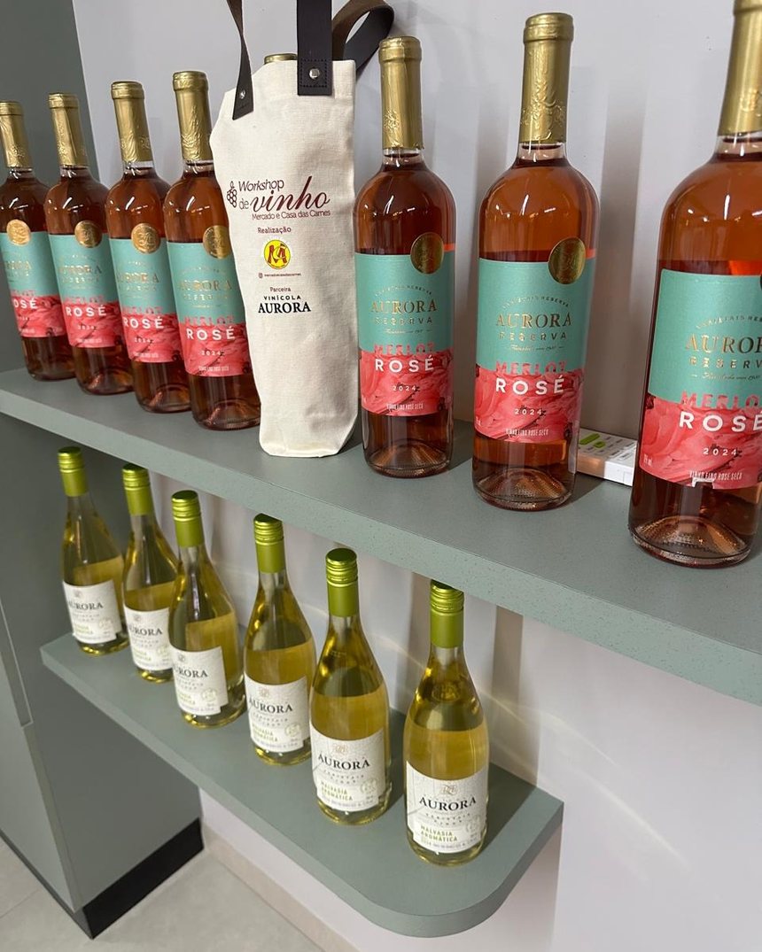 Rosés e brancos Aurora na prateleira da adega