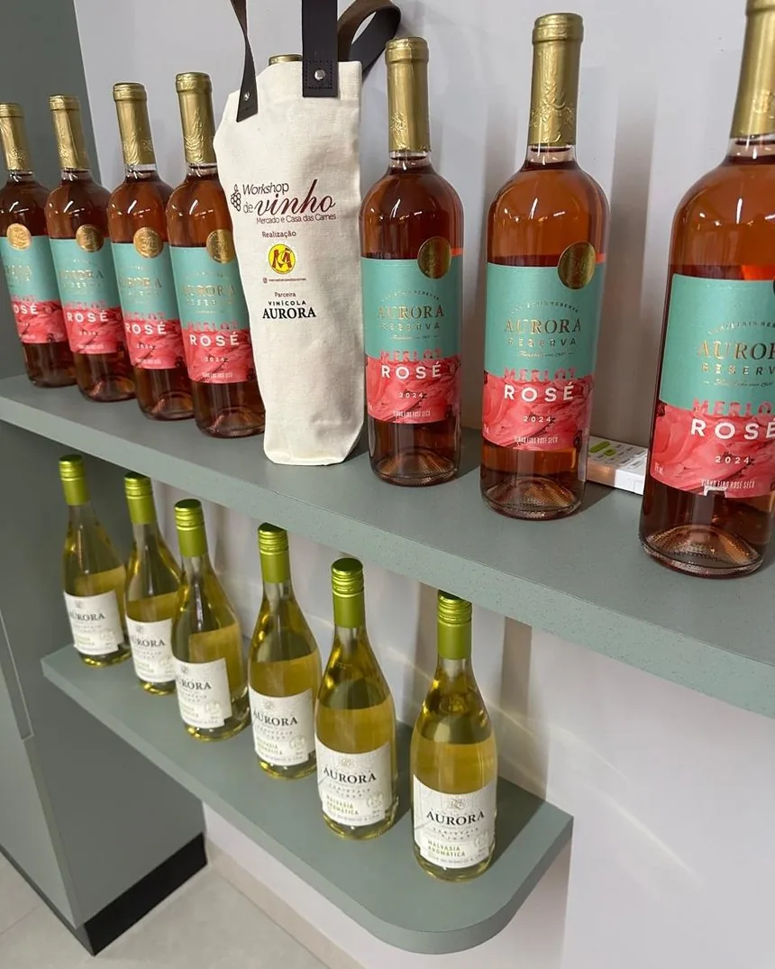 Rosés e brancos Aurora na prateleira da adega