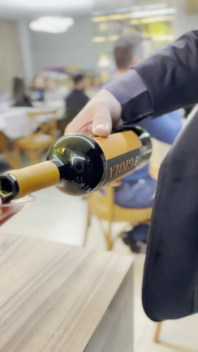 Vinho tinto sendo decantado no Mercado e Casa das Carnes